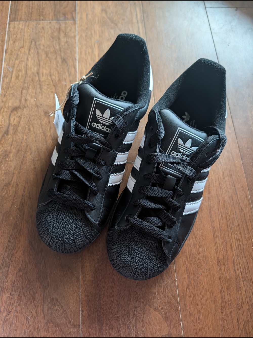 BELOVED ADIDAS SUPERSTAR SHOE WITH A CLASSIC ROUNDED SHELL TOE.